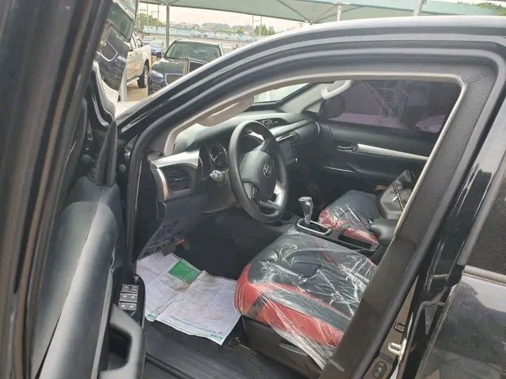 Toyota Hilux • 2017 • 50,000 km 2