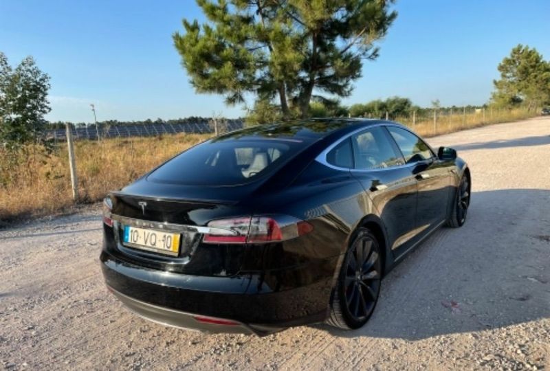 Tesla Model S • 2015 • 95,000 km 1