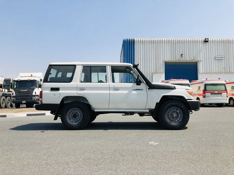 Toyota Land Cruiser • 2023 • 0 km 6