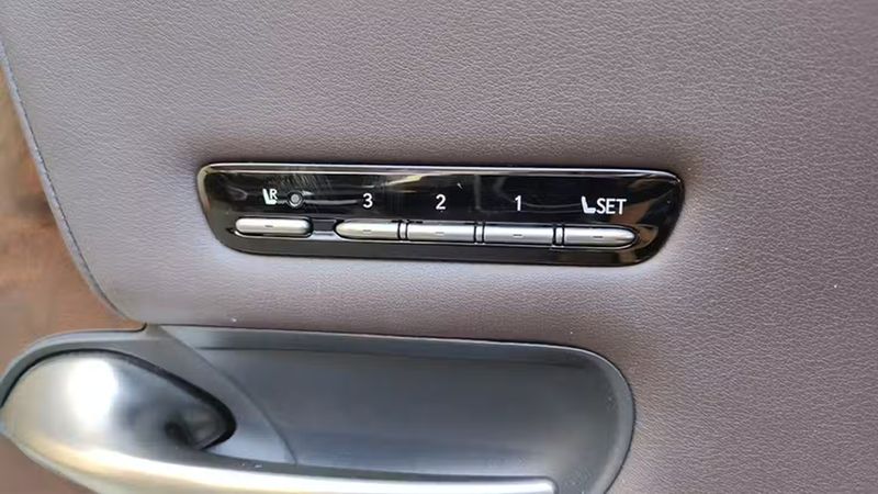 Lexus LS • 2018 • 102,493 km 4