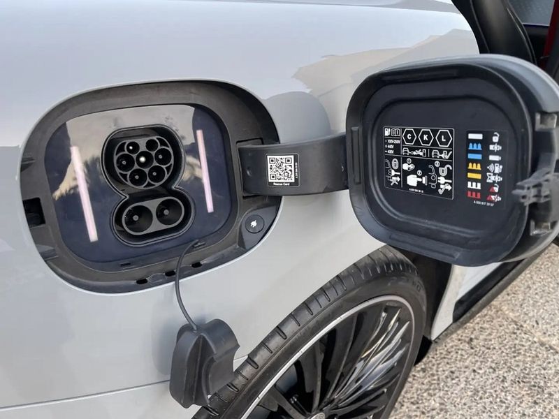 Mercedes-Benz E-Class • 2023 • 33,580 km 12