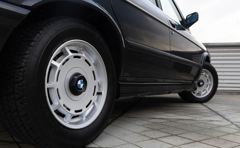 BMW 5 Series • 1985 • 130,000 km 16