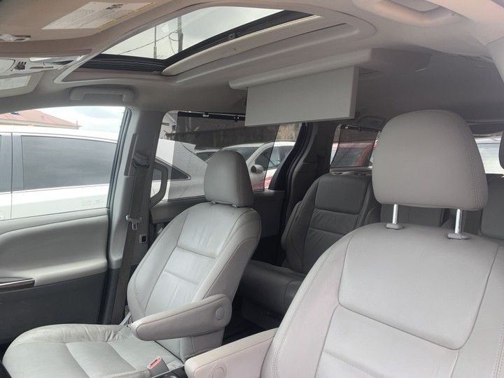 Toyota Sienna • 2016 • 21 km 4