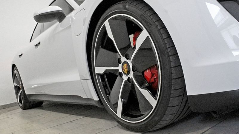 Porsche Taycan • 2021 • 15,200 km 15