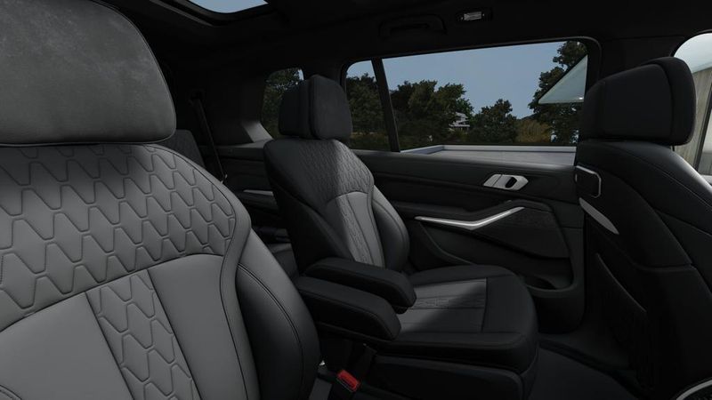 BMW X7 • 2023 • 3,500 km 7
