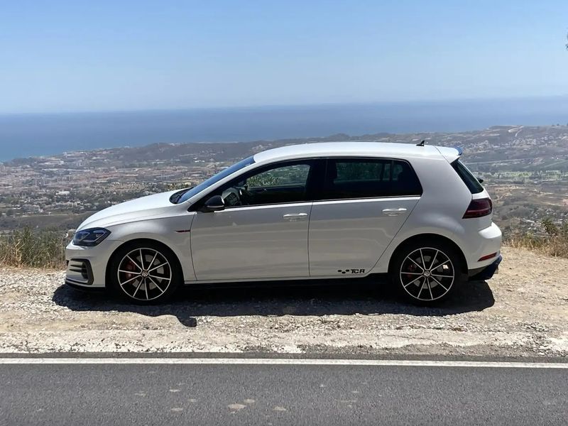 Volkswagen Golf • 2020 • 48,950 km 4