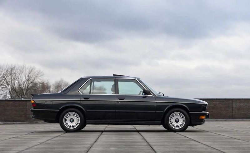 BMW 5 Series • 1985 • 130,000 km 12