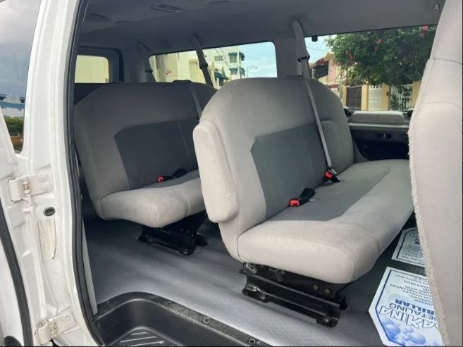 Ford E-350 • 2014 • 127,000 km 7