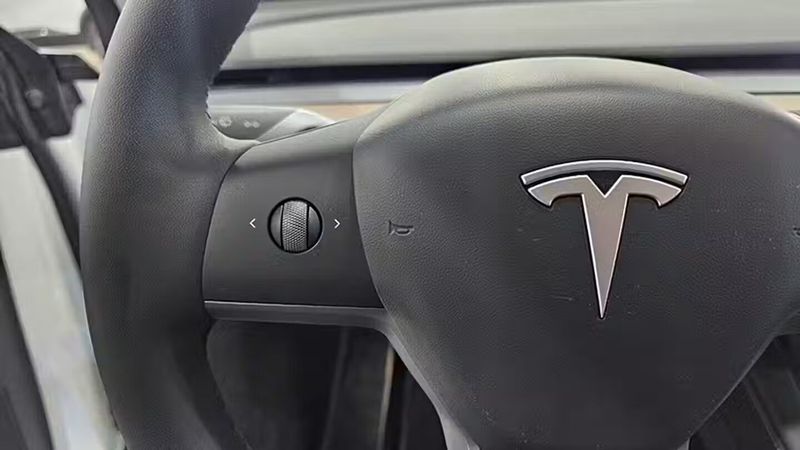 Tesla Model Y • 2024 • 7,925 km 16