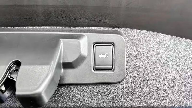 Renault Captur • 2024 • 6,036 km 10