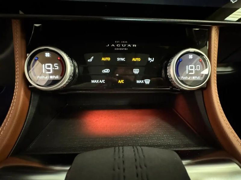 Jaguar F-Pace • 2024 • 30,000 km 12