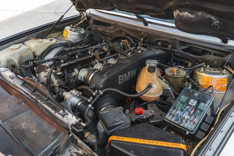 BMW M5 • 1987 • 151,000 km 13