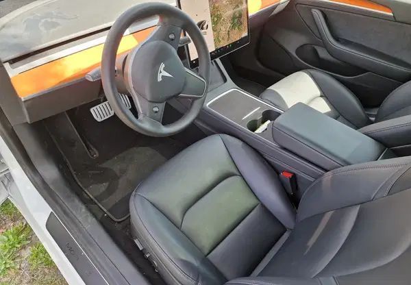 Tesla Model 3 • 2022 • 14,000 km 5