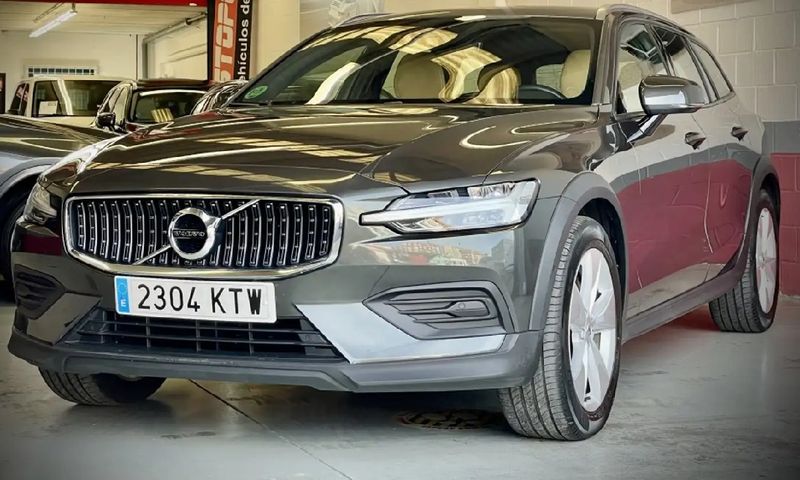 Volvo V60 • 2019 • 92,000 km 2