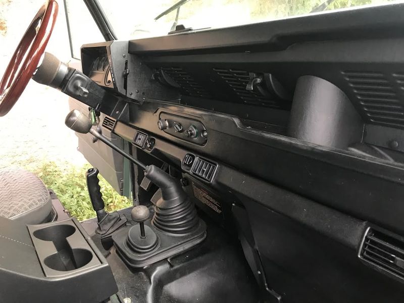 Land Rover Defender • 2001 • 124,000 km 10