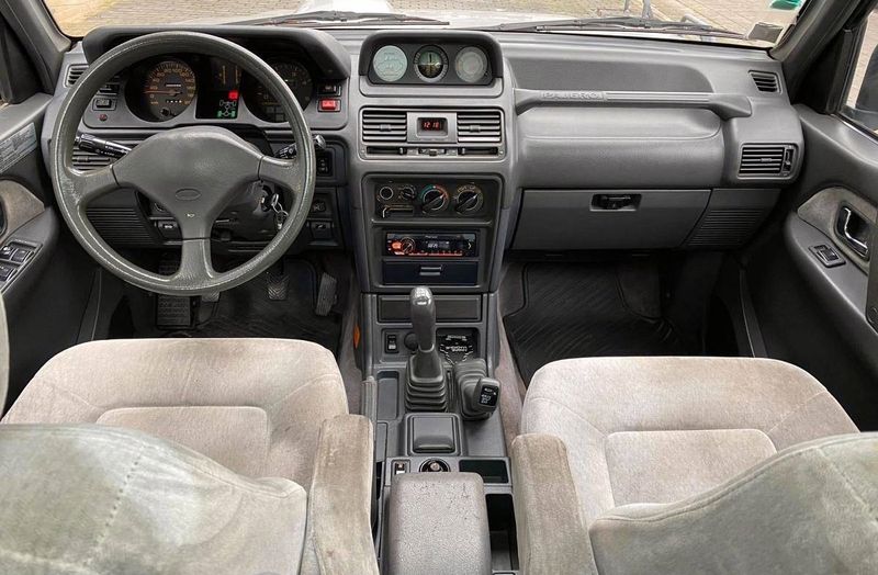 Mitsubishi Pajero • 1991 • 250,000 km 3