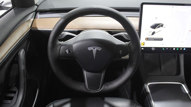 Tesla Model 3 • 2021 • 44,978 km 23