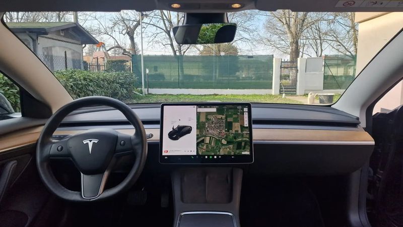 Tesla Model 3 • 2021 • 45,000 km 6