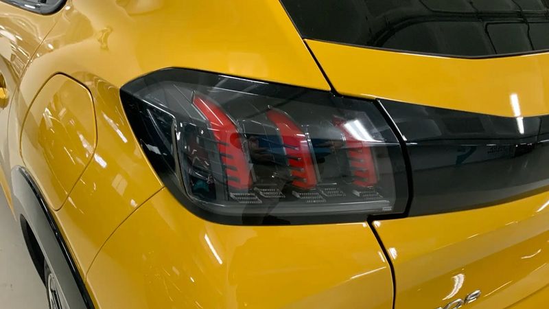 Peugeot 2008 • 2021 • 32,700 km 12