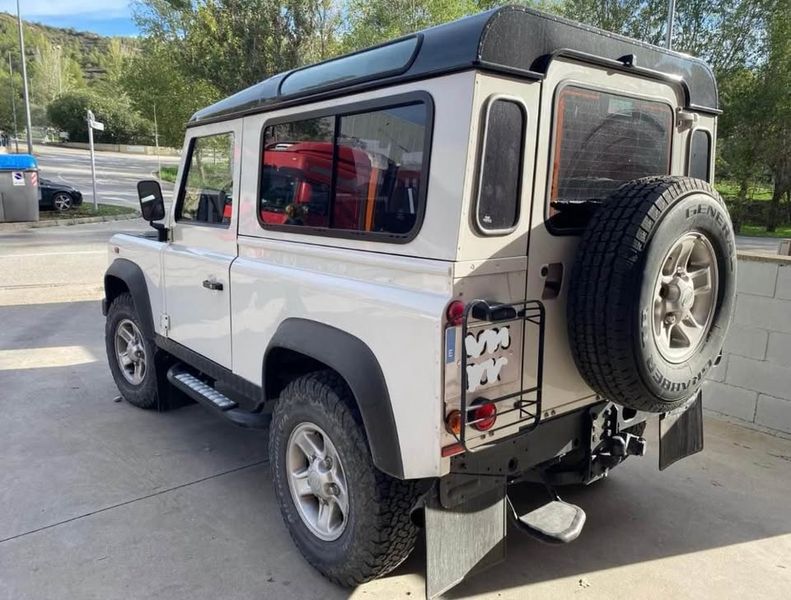 Land Rover Defender • 2005 • 79,000 km 3