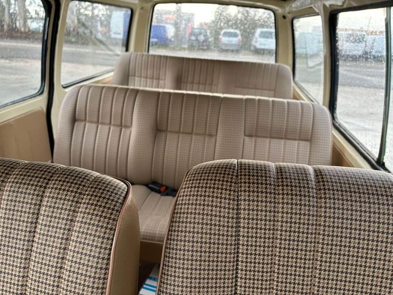 Toyota Hiace • 1984 • 305,000 km 4
