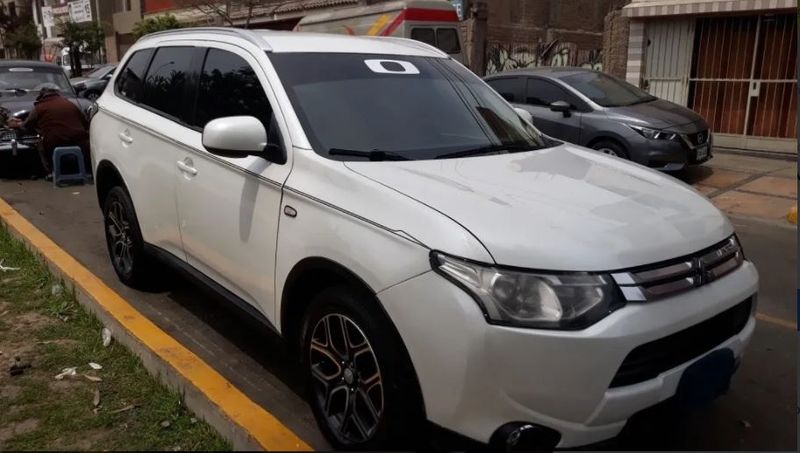 Mitsubishi Outlander • 2015 • 120,000 km 4