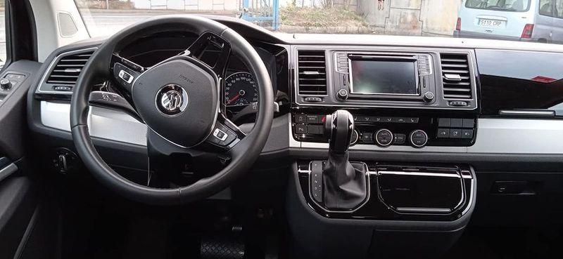 Volkswagen Caravelle • 2018 • 25,670 km 2