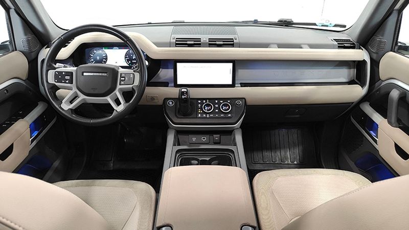 Land Rover Defender • 2020 • 70,205 km 6
