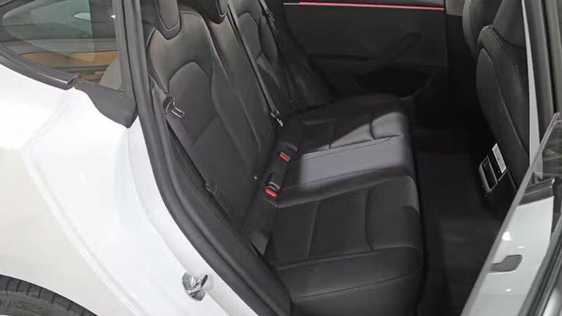 Tesla Model 3 • 2024 • 2,750 km 15