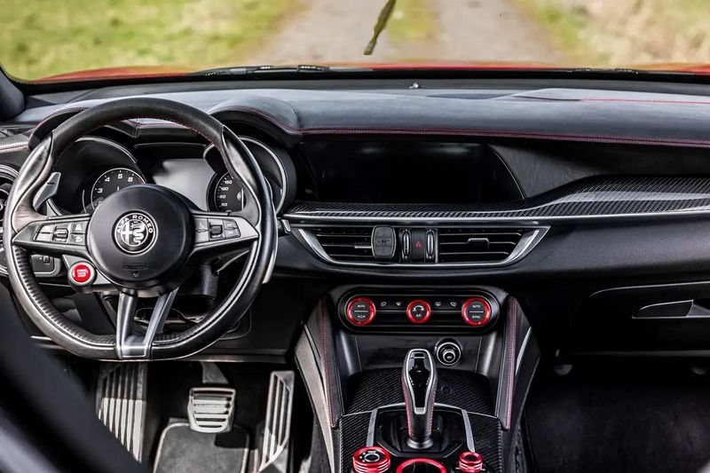 Alfa Romeo Stelvio • 2017 • 51,000 km 4