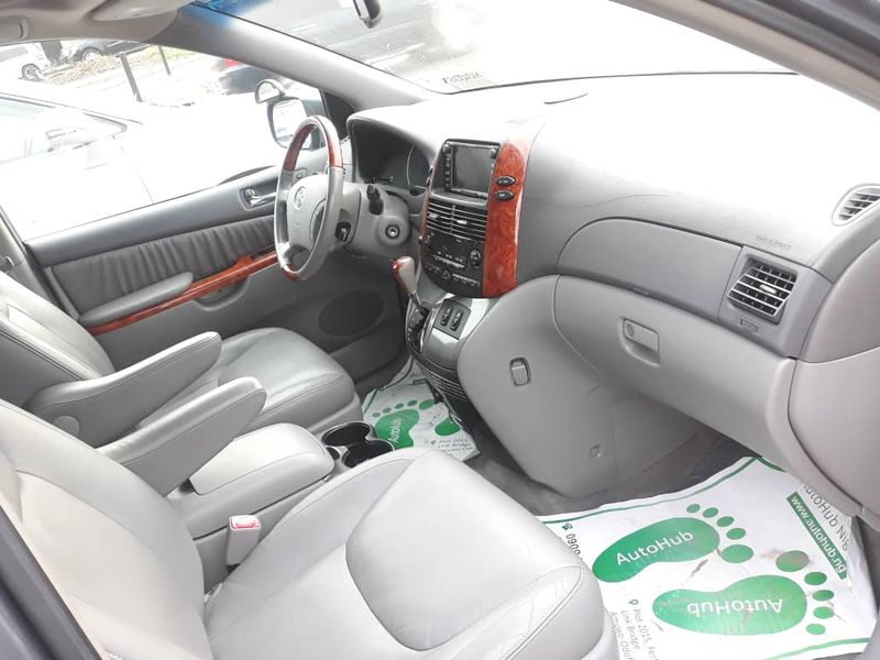 Toyota Sienna • 2006 • 32,345 km 4