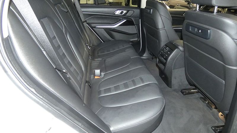 BMW X5 • 2020 • 165,000 km 24