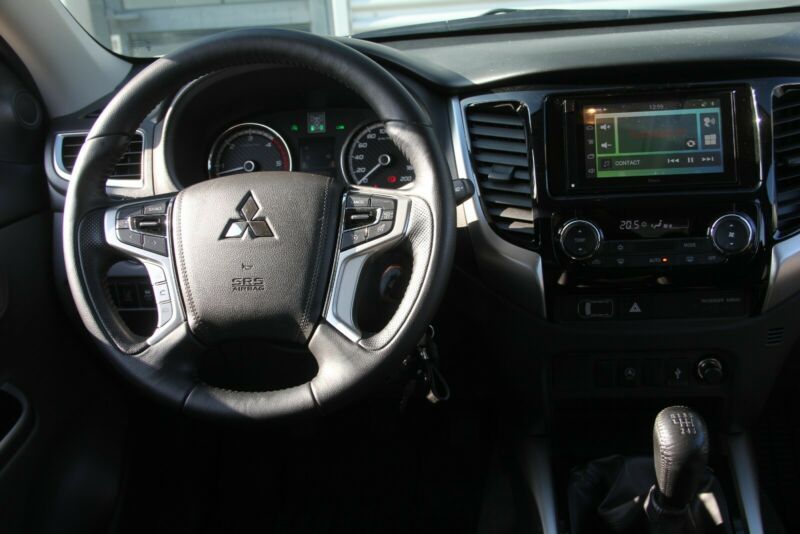 Mitsubishi L200 • 2017 • 95,000 km 2