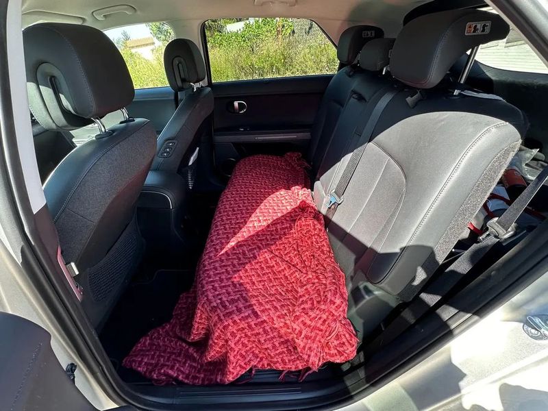 Hyundai Ioniq Electric • 2022 • 42,200 km 13