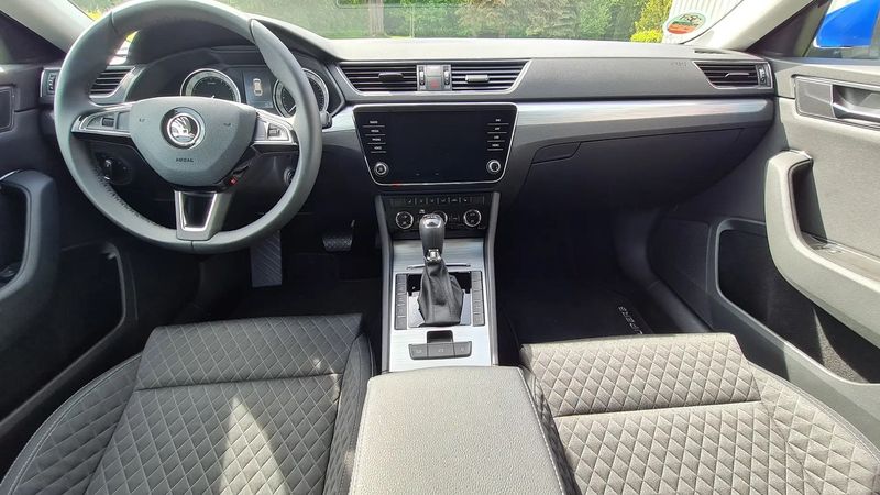 Škoda Superb • 2020 • 83,445 km 8