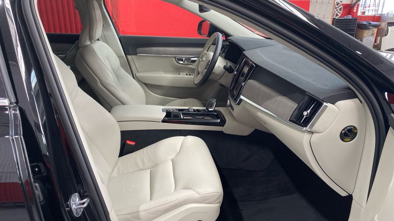 Volvo S90 • 2023 • 32,000 km 3