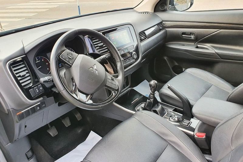 Mitsubishi Outlander • 2018 • 60,000 km 4