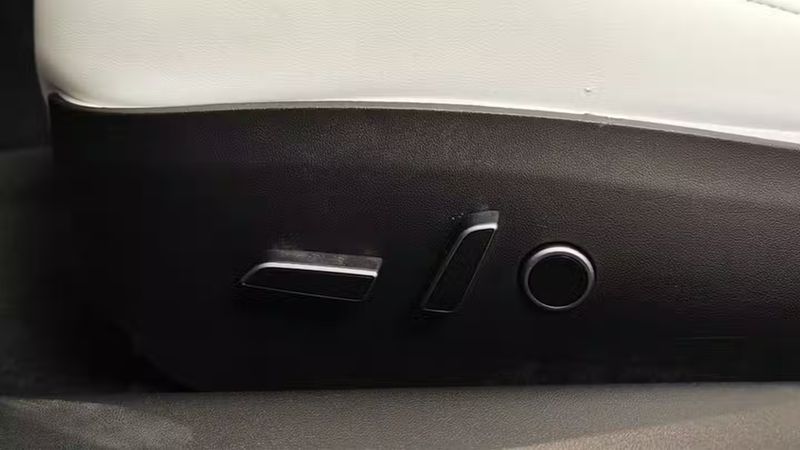 Tesla Model 3 • 2021 • 33,340 km 10
