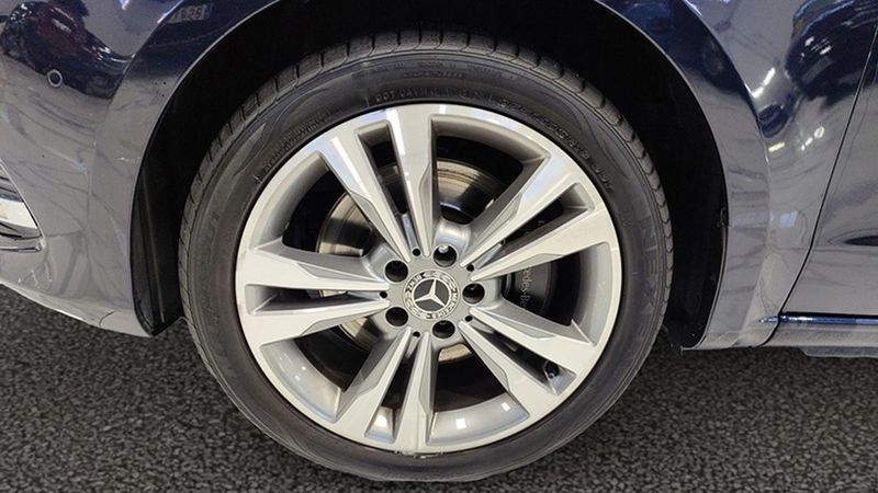 Mercedes-Benz 210 Van • 2018 • 99,731 km 15