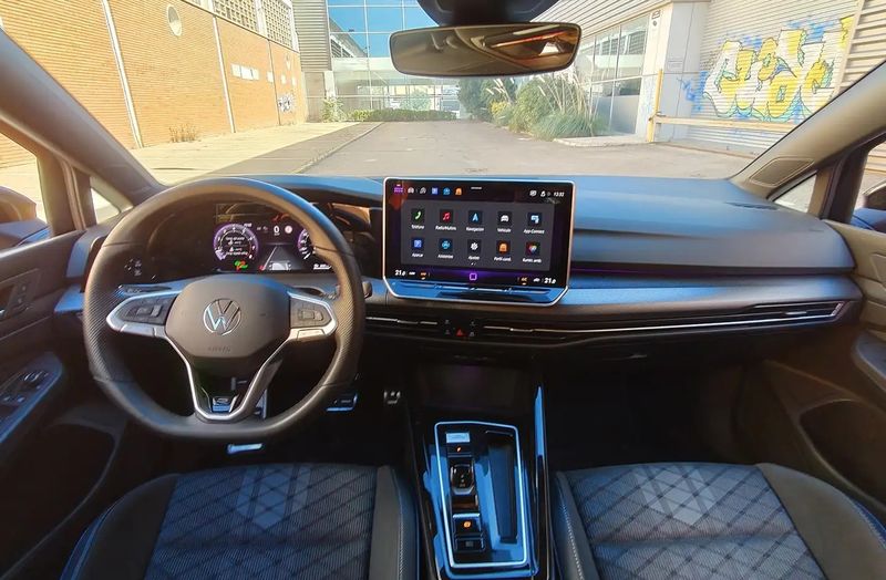 Volkswagen Golf Variant • 2024 • 12,440 km 6