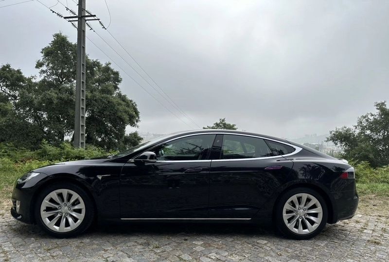 Tesla Model S • 2018 • 185,000 km 3