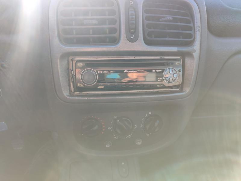 Renault Clio • 2000 • 166,644 km 9