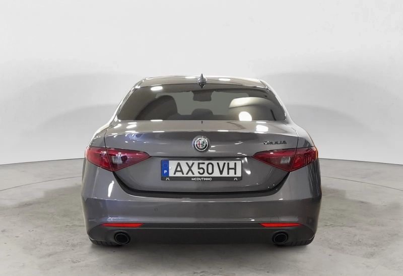 Alfa Romeo Giulia • 2023 • 18,800 km 4