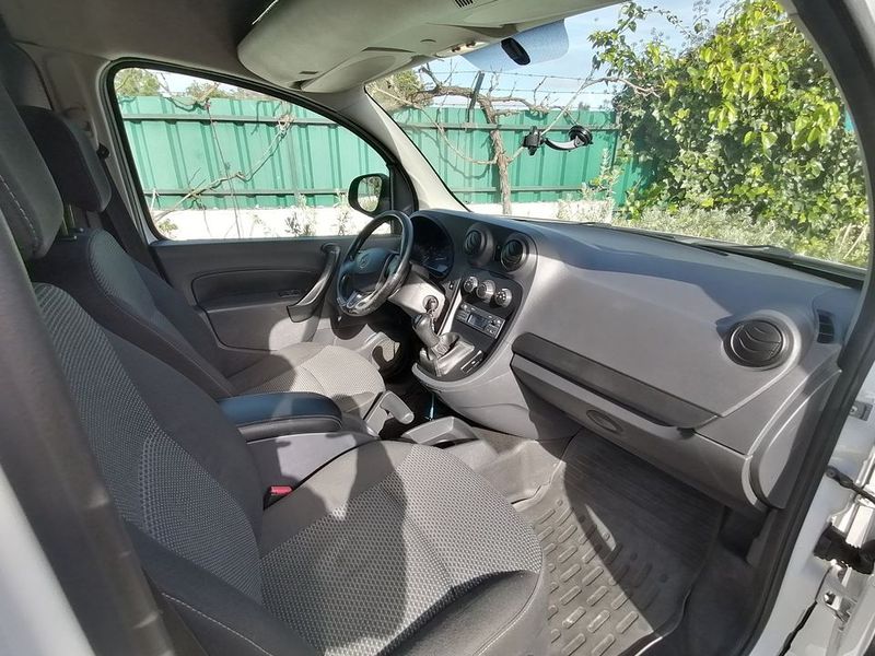 Mercedes-Benz 310 Van • 2012 • 80,000 km 4