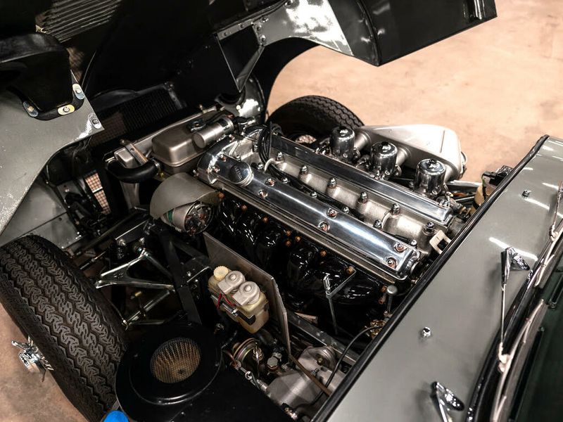 Jaguar E-PACE • 1967 • 42,690 km 2