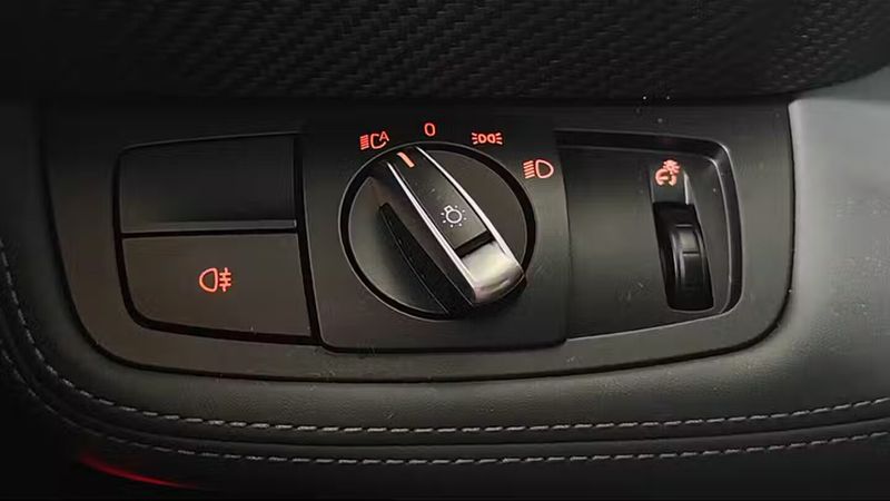 BMW i8 • 2016 • 69,497 km 12