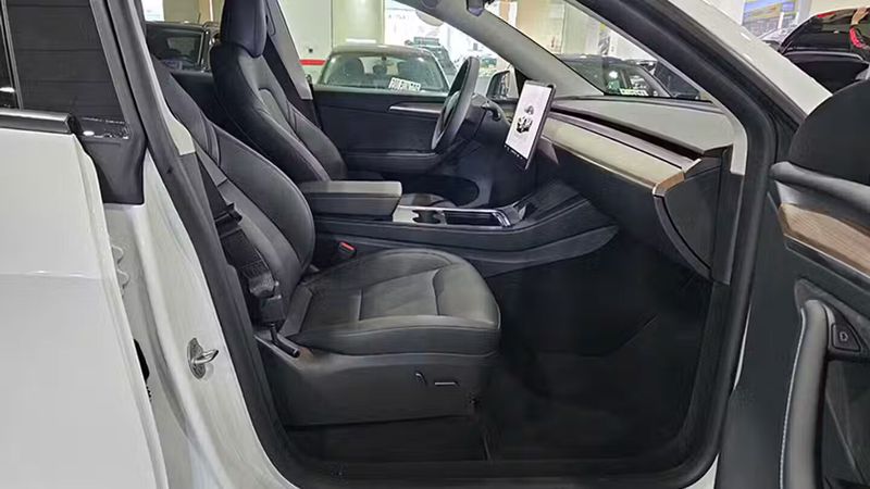 Tesla Model Y • 2024 • 7,925 km 23