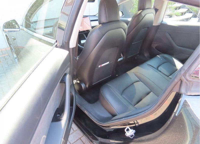 Tesla Model 3 • 2019 • 170,000 km 4