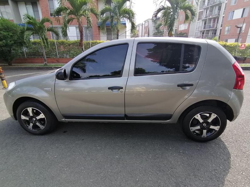 Renault Sandero • 2012 • 95,000 km 9