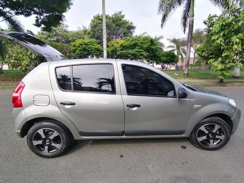 Renault Sandero • 2012 • 95,000 km 2